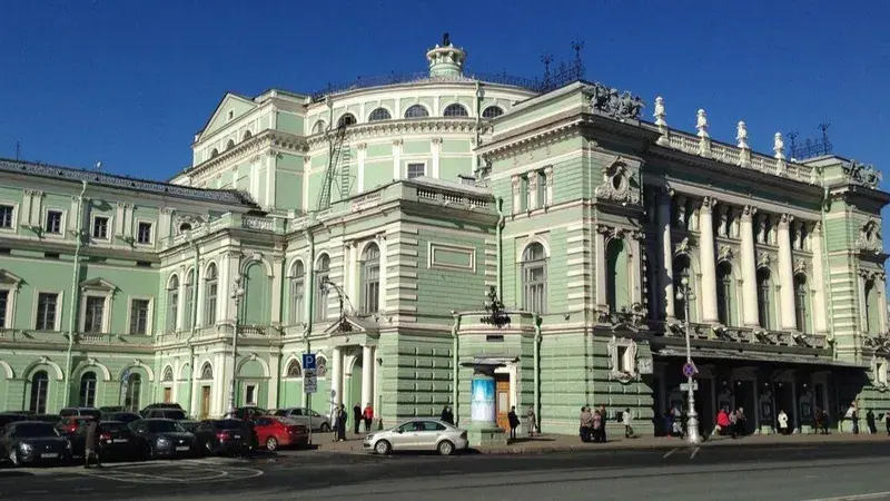 Во время спектакля «Лебединое озеро» в Мариинском театре в зал распылили баллончик с перцовым газом
