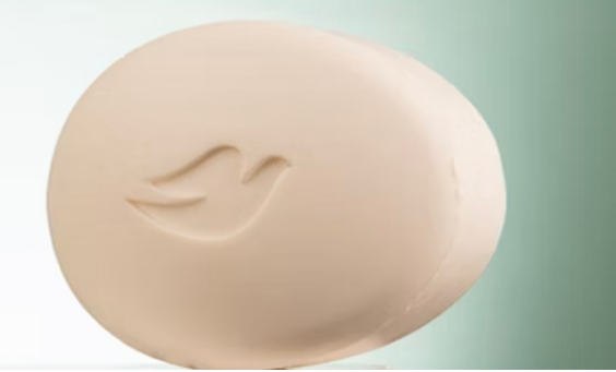 Некоторые люди притягивают комаров — возможно, дело в мыле, которым они пользуются