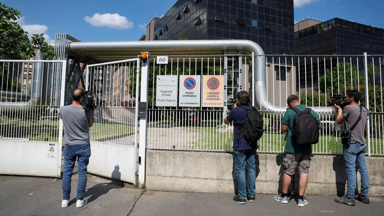 Сильвио Берлускони, бывший лидер шоуменов Италии, десятилетиями боролся с чередой скандалов, чтобы доминировать в политике