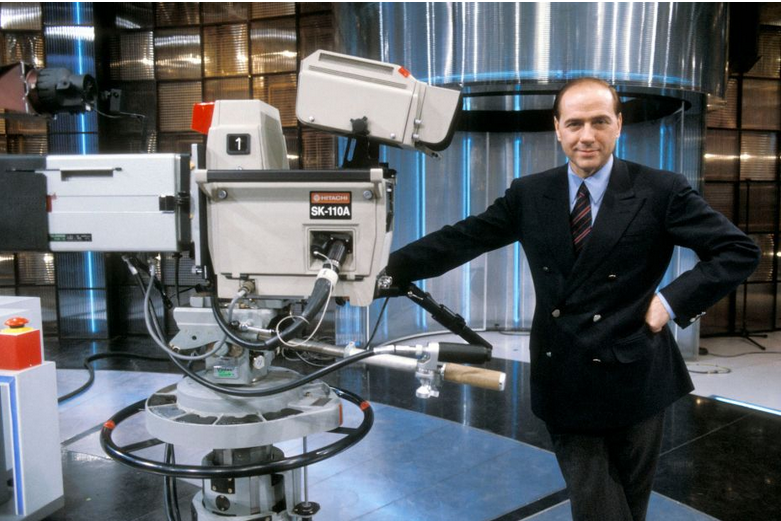 Сильвио Берлускони, бывший лидер шоуменов Италии, десятилетиями боролся с чередой скандалов, чтобы доминировать в политике