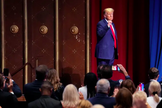 Республиканцы собираются вокруг Дональда Трампа после предъявления ему обвинения. А как насчет других избирателей ?