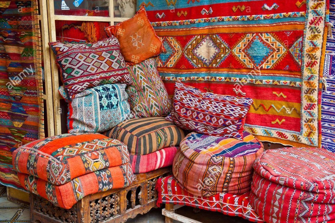 Откройте для себя скрытое сокровище — незабываемую сделку по покупке настоящего берберского ковра в медине Феса в Марокко!