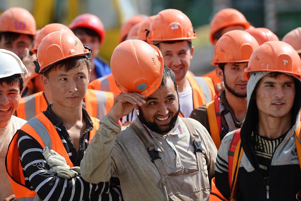 Мигранты, приезжая в Россию требуют выплату социальной помощи и отбирают ее у россиян. Почему власти страны позволяют это?
