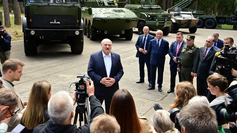 Беларусь начинает получать тактическое ядерное оружие из России, заявил президент Александр Лукашенко