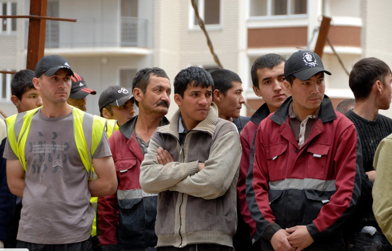 Мигранты, приезжая в Россию требуют выплату социальной помощи и отбирают ее у россиян. Почему власти страны позволяют это?