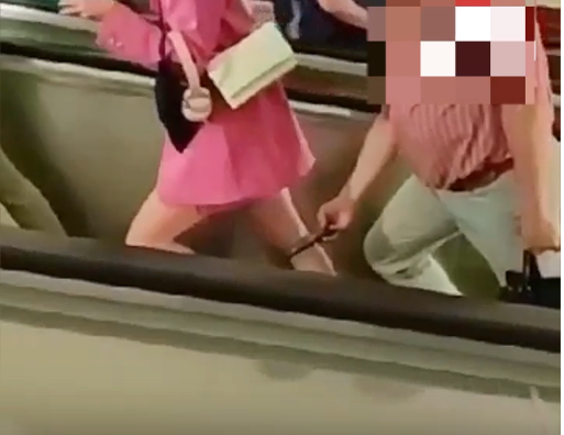 Прямо телефончиком и под любую юбочку.