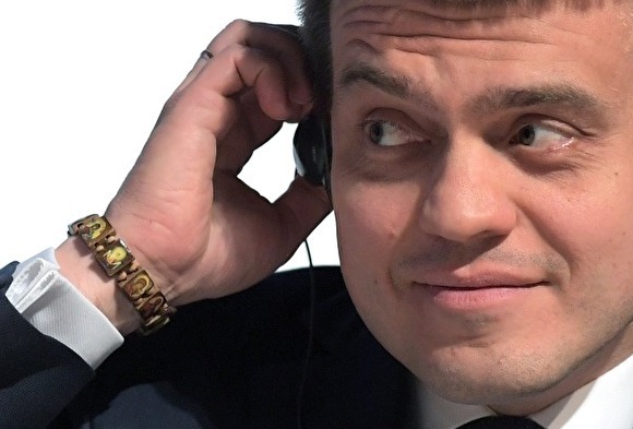 Еще не губернатор,но уже растопырил пальцы. А Усс,которому дали пендаля, видит себя уже сенатором.Как такое возможно?!