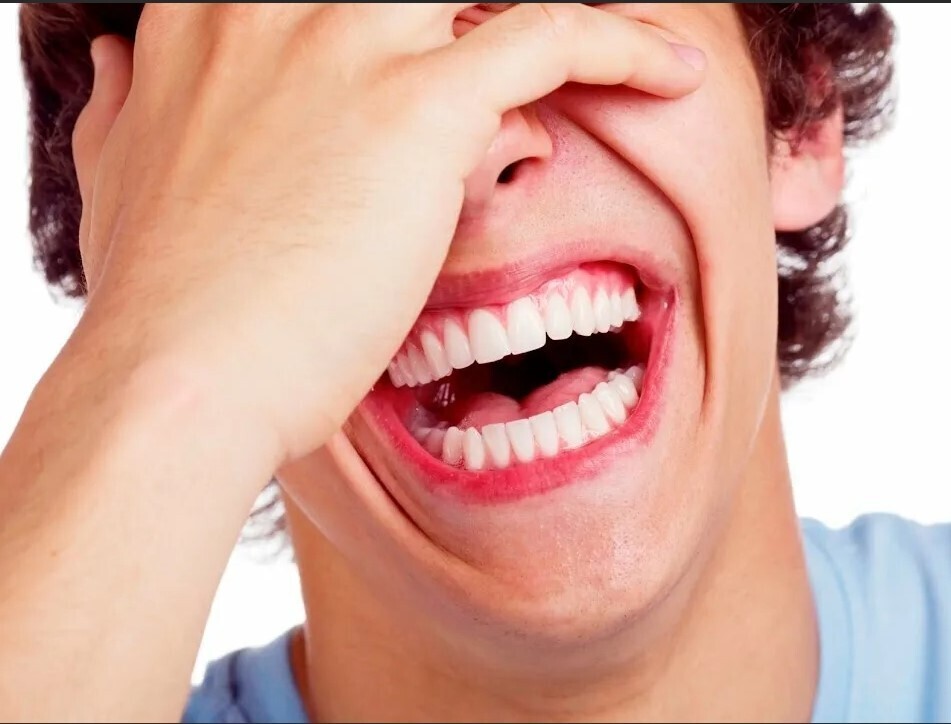 Зачем мы смеемся не в тот момент: управление эмоциями и смехом