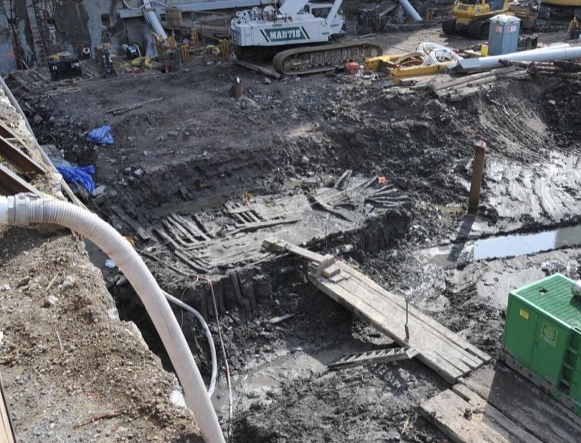 В Нижнем Манхэттене в Нью-Йорке на месте обрушения Всемирного торгового центра раскопали останки деревянного корабля