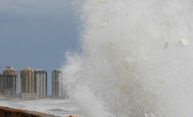 Циклон Бипарджой: по меньшей мере два человека погибли в результате шторма, обрушившегося на Индию
