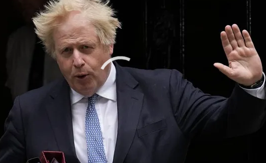 Борис Джонсон солгал парламенту о скандалах с COVID 'Partygate', говорится в отчете