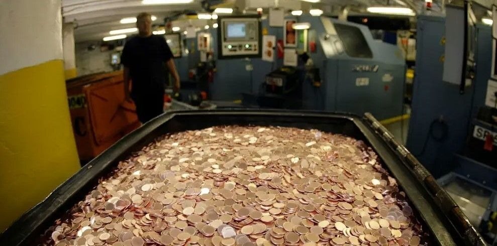 Семья обнаружила в подвале дома, доставшегося им по наследству, сразу 800 тысяч медных монет