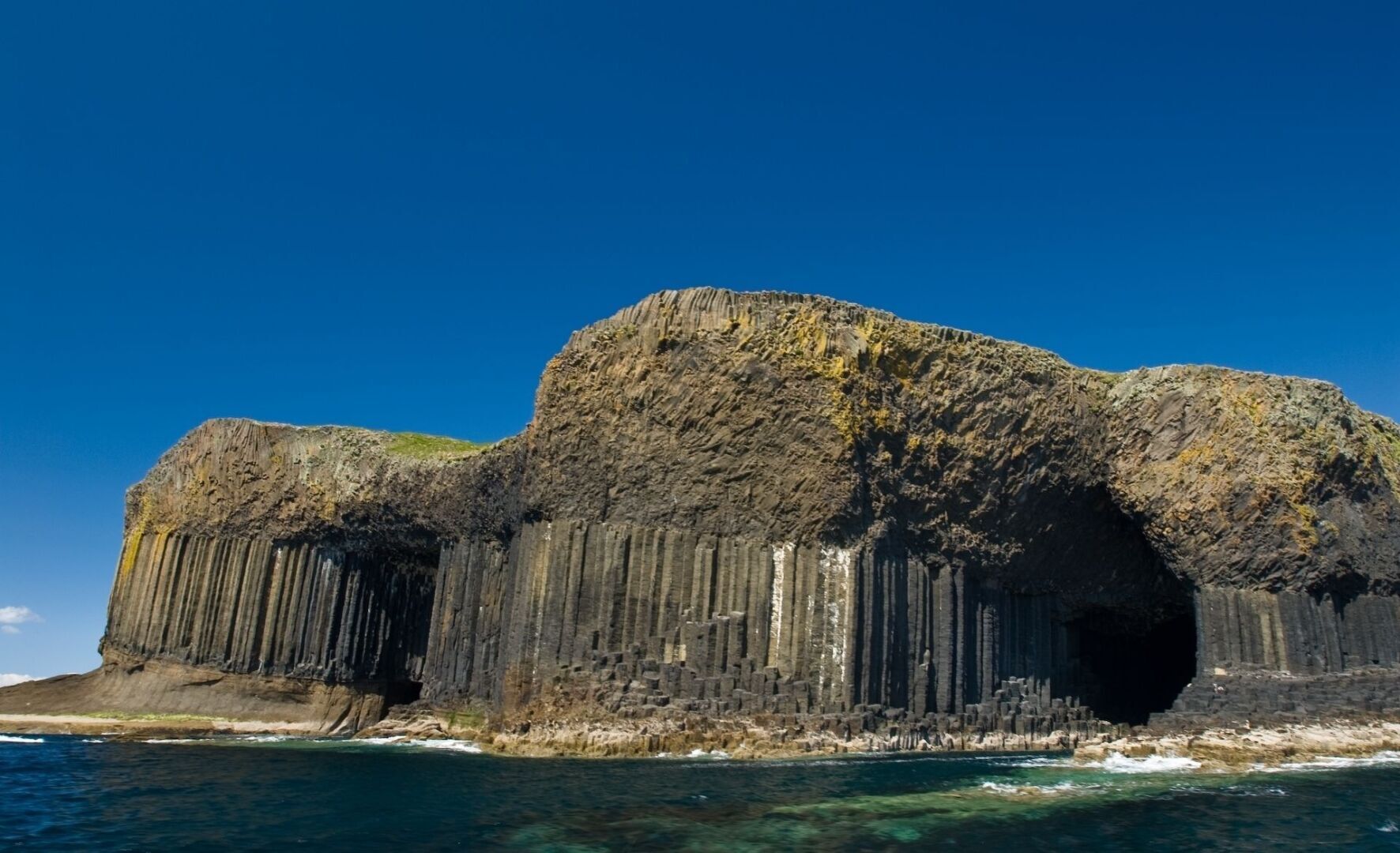 Исследуйте величественную красоту пещеры Фингала на острове Стаффа в Шотландии!