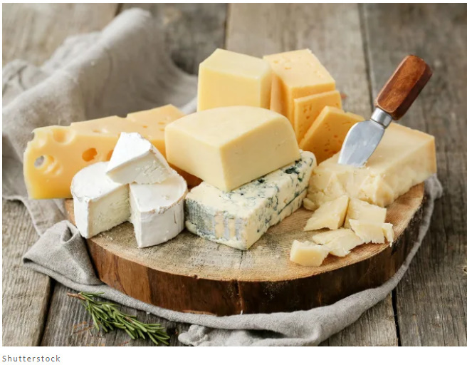 Существует 12 негативных последствий от чрезмерного потребления слишком много сыра.