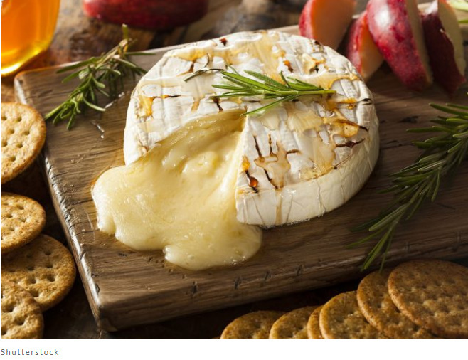 Существует 12 негативных последствий от чрезмерного потребления слишком много сыра.