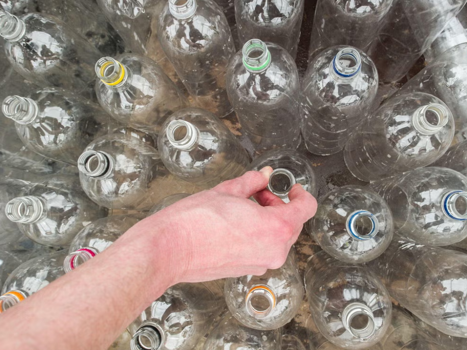 Защитники окружающей среды критикуют британскую схему возврата депозитов, которая не включает стекло