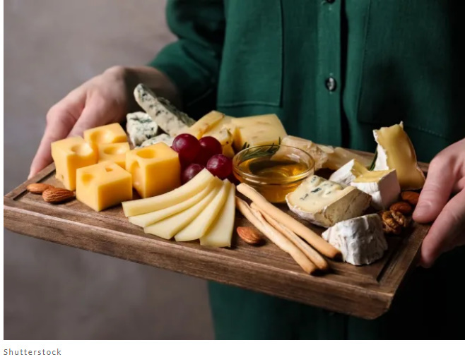 Существует 12 негативных последствий от чрезмерного потребления слишком много сыра.