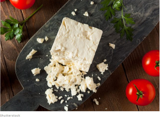 Существует 12 негативных последствий от чрезмерного потребления слишком много сыра.