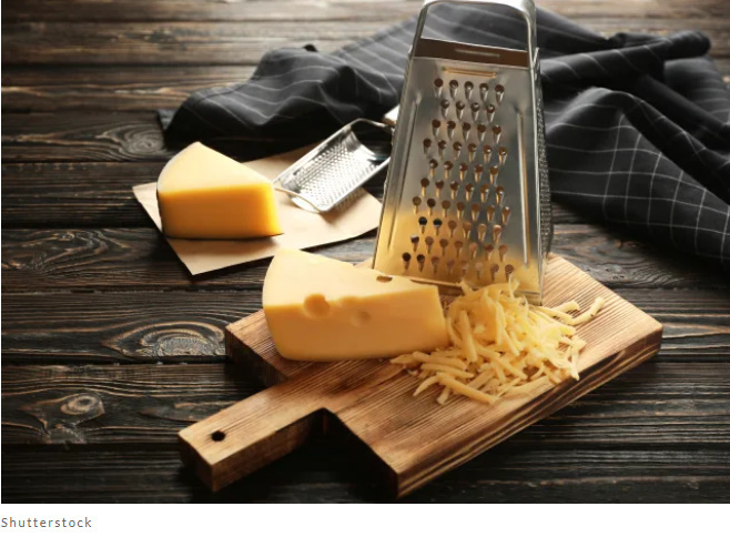 Существует 12 негативных последствий от чрезмерного потребления слишком много сыра.
