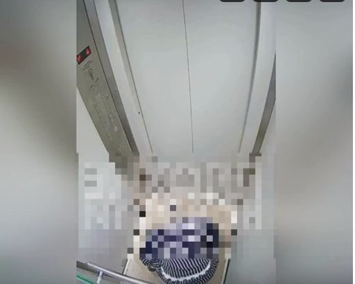 Приспичило прям в лифте.