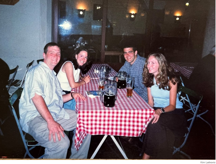 Они влюбились друг в друга, путешествуя с рюкзаком по Европе, а потом потеряли друг друга. Вот как они прожили в браке 24 года.