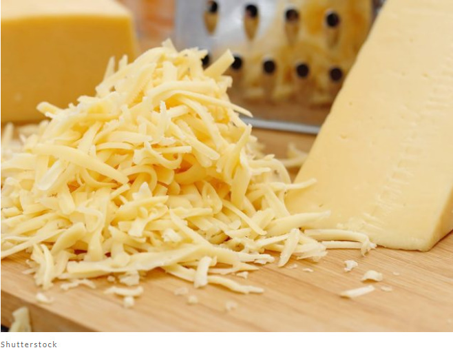 Существует 12 негативных последствий от чрезмерного потребления слишком много сыра.