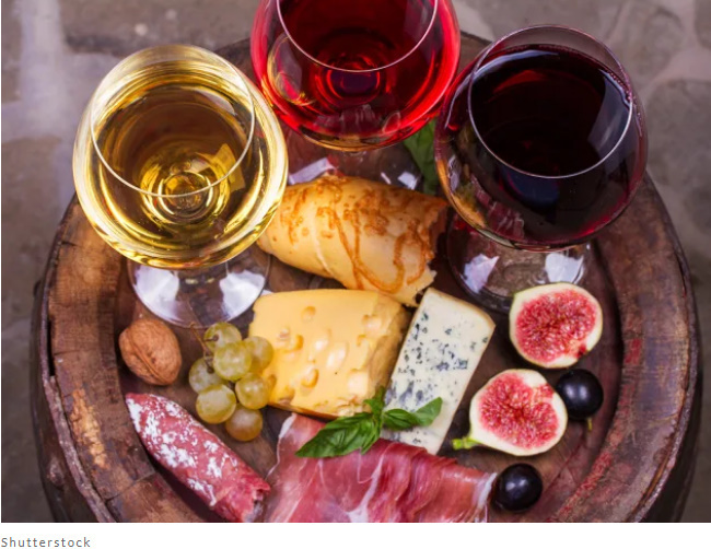 Существует 12 негативных последствий от чрезмерного потребления слишком много сыра.