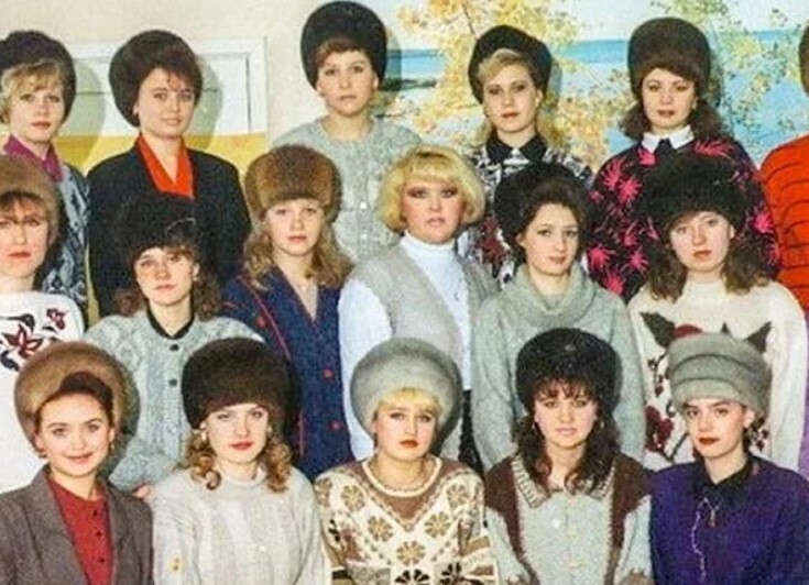 От косметики до «Полароида». Что дарили женщинам в 90-е годы?