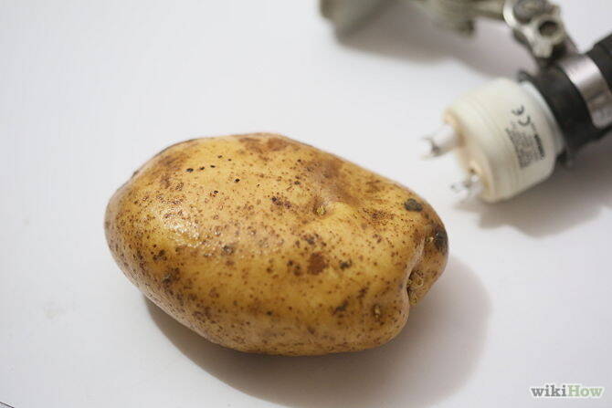 Как удалить разбитую лампочку с помощью картофеля?
