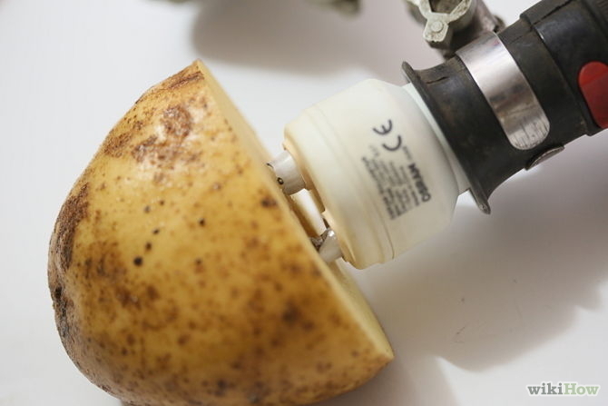 Как удалить разбитую лампочку с помощью картофеля?