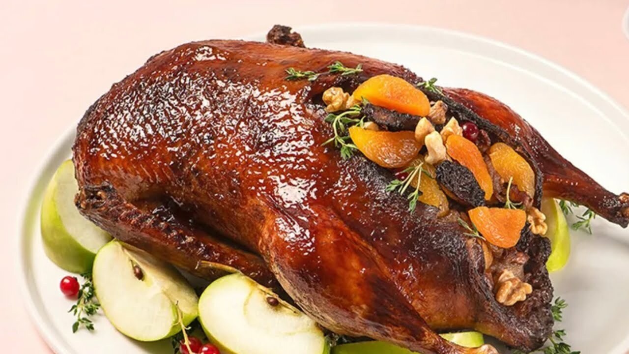 Запеченная утка с фаршированными яблоками.