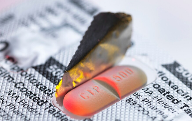 Врач покончил с собой после приема антибиотика с «редкой связью» с самоубийством