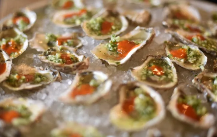 Мужчина из Миссури умер, съев сырых устриц с прилавка с морепродуктами