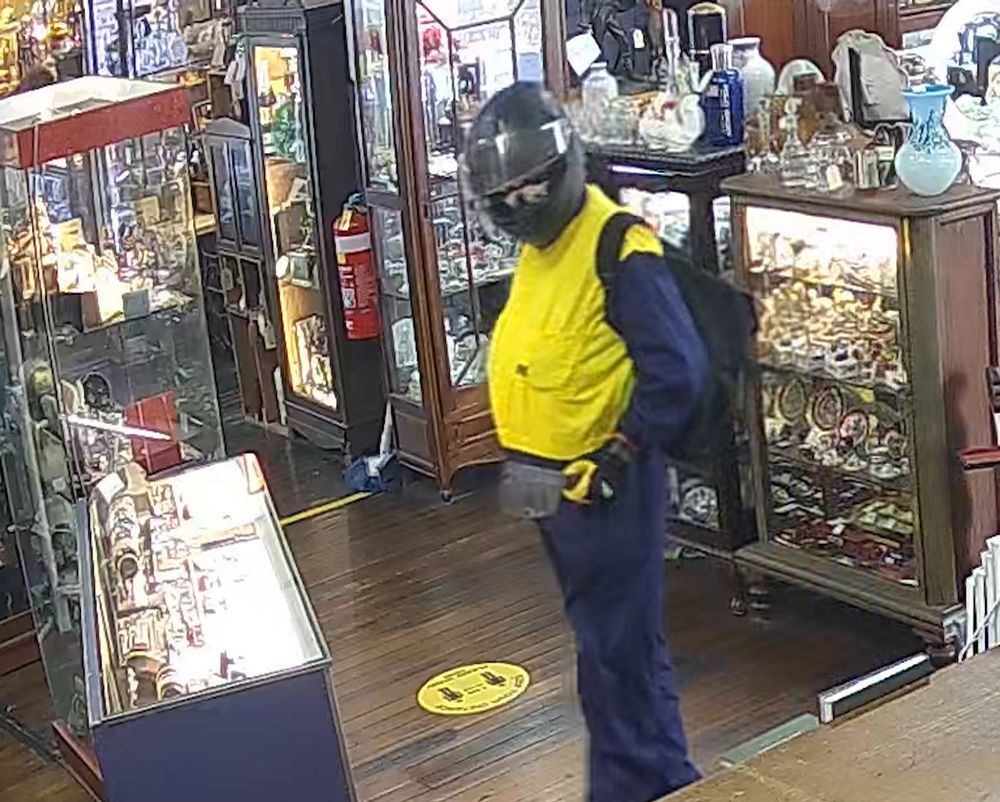 Охота на вора после ограбления антикварного магазина в Ньюкасле под дулом пистолета