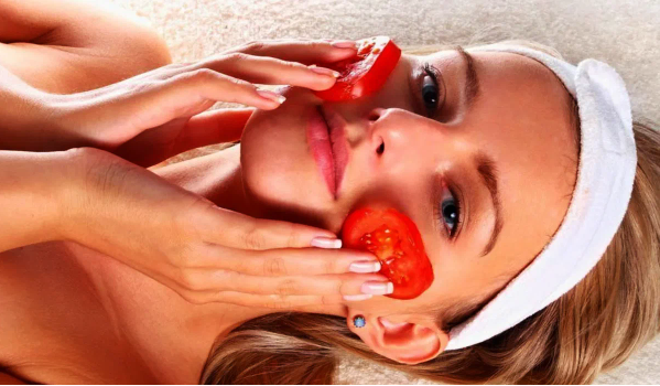 Если потереть свежесрезанным помидором лицо в течение 3 секунд, вот эффект.