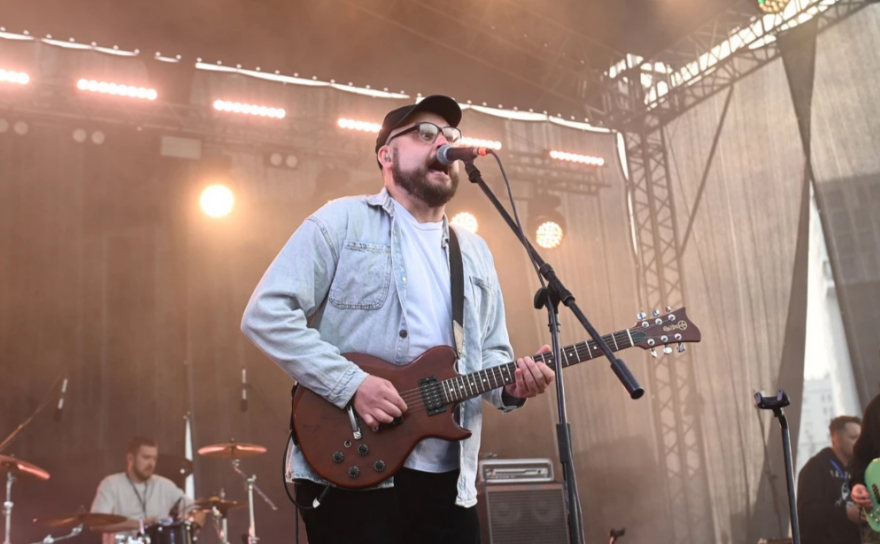 Отведи взгляд от очередей - Ночь музыки онлайн: наслаждайся музыкой без проверок безопасности!