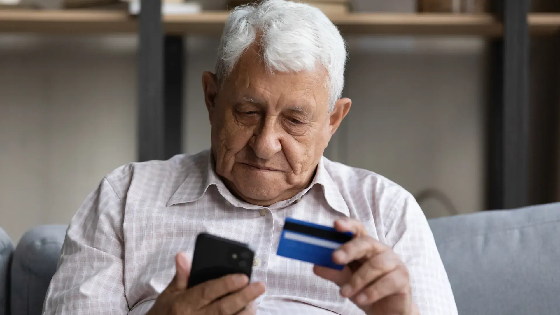 Пенсионеров России призывают избавиться от накопления пенсии на карточках. В случае необходимости, власти могут временно остановить выплату пенсий.