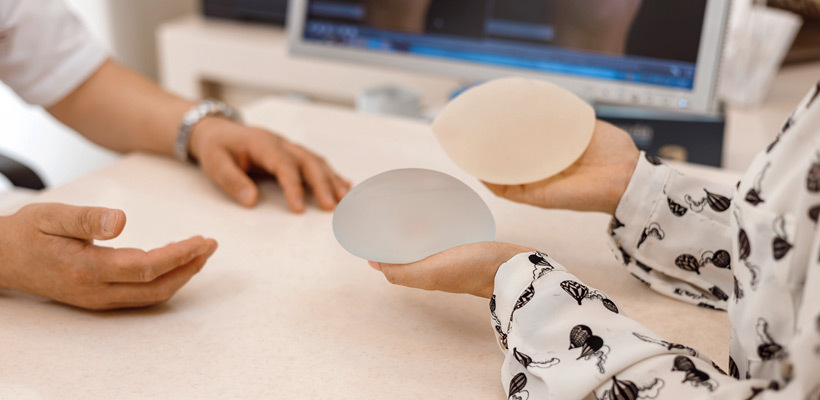 Как искусственные изменения груди влияют на сексуальное удовлетворение женщин и их партнеров: обзор литературы