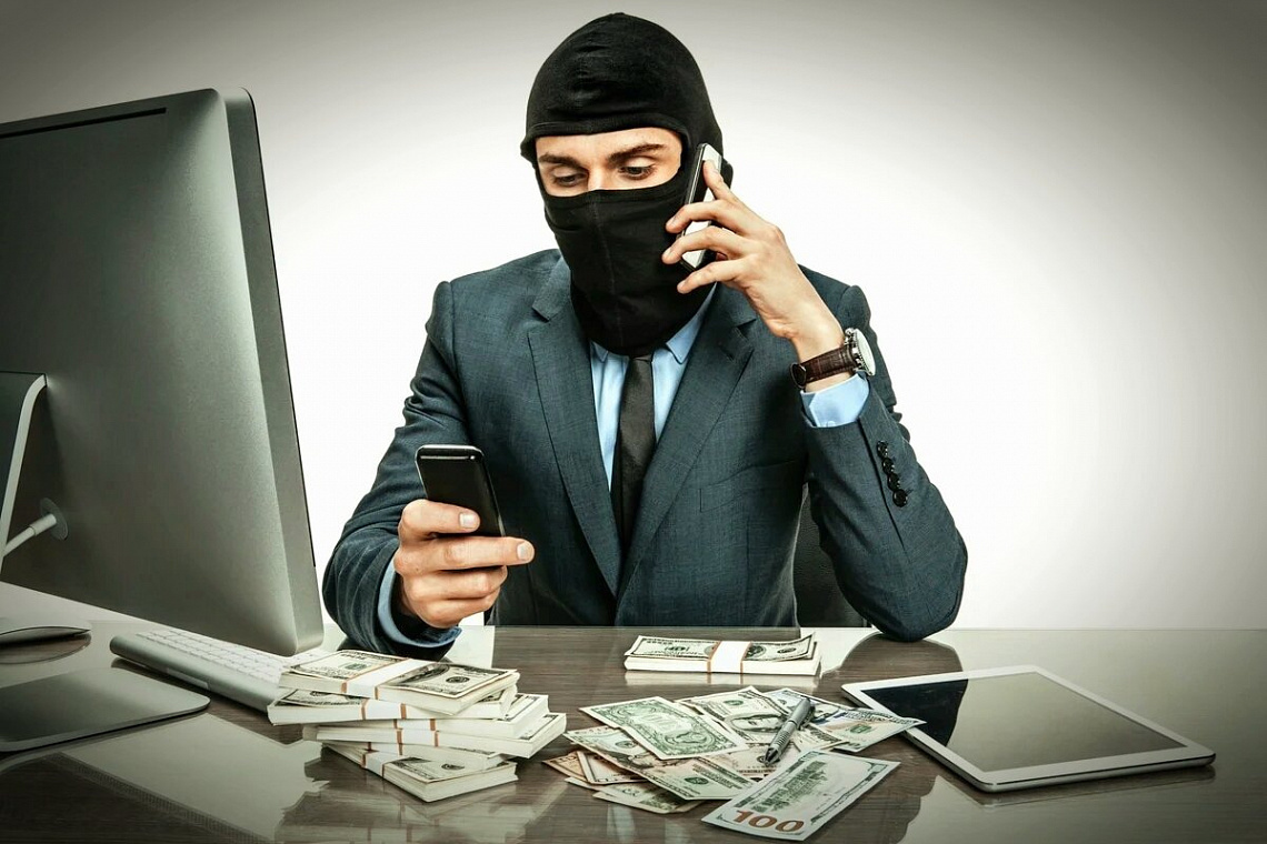 Мошенники кинули жительницу Чертаново на 2 млн рублей.