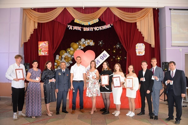 Выпускникам кадетского класса города Уфы Республики Башкортостан были вручены аттестаты и награды Росгвардии.