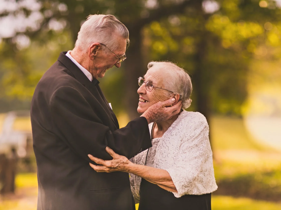 60 лет разлуки и воссоединение: душещипательная история пары, которая сыграла свадьбу после долгого разрыва