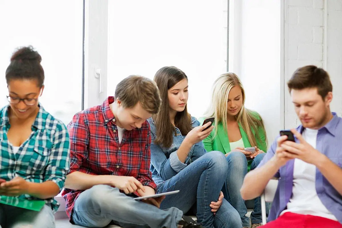 Как интернет влияет на молодежь?