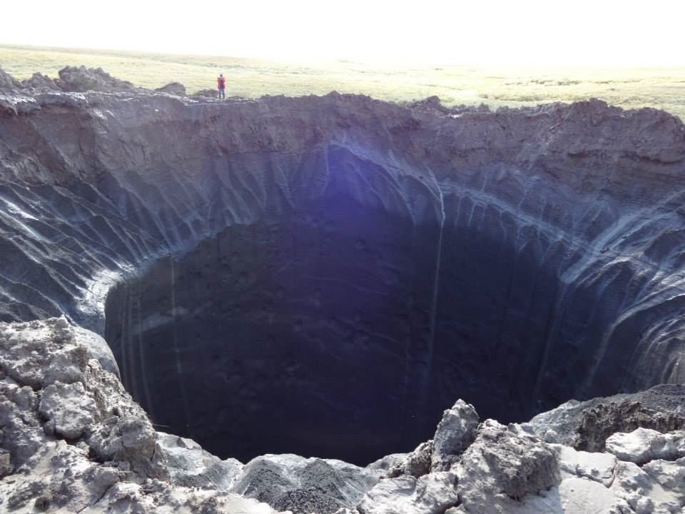 Впадина в земной коре 4 буквы сканворд. Карстовая воронка на Ямале. Ямальский кратер (Ямальская воронка). Ямал воронки в земле. Карстовый провал на Ямале.