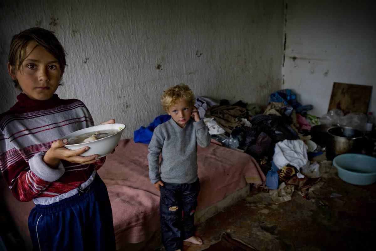 Жила в плохих условиях. Бедная семья. Бедные дети в детском доме. Бедность в России.