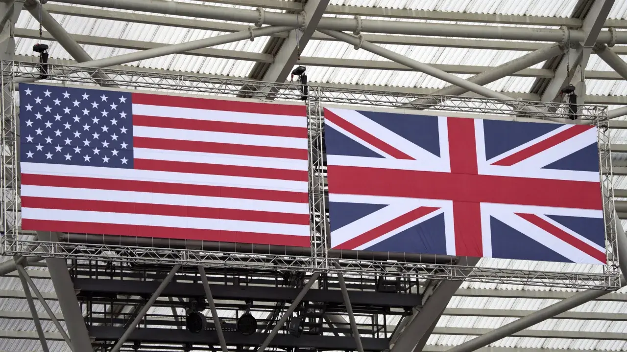 Голливудские звезды и более 100 000 болельщиков наслаждаются бейсболом в Лондоне