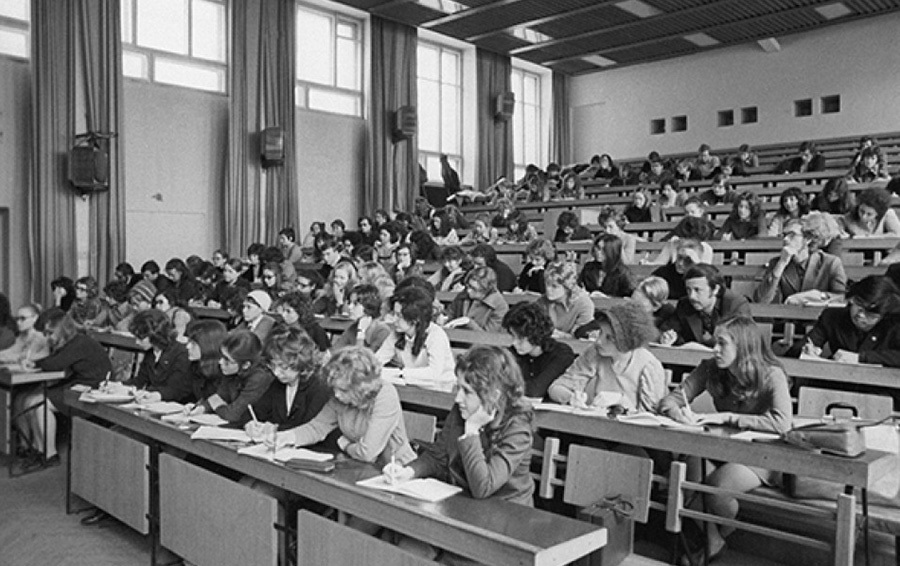 Студенческие годы в СССР и сегодня: взгляд в прошлое и настоящее. Когда у студента было больше возможностей устроиться на работу по специальности ?