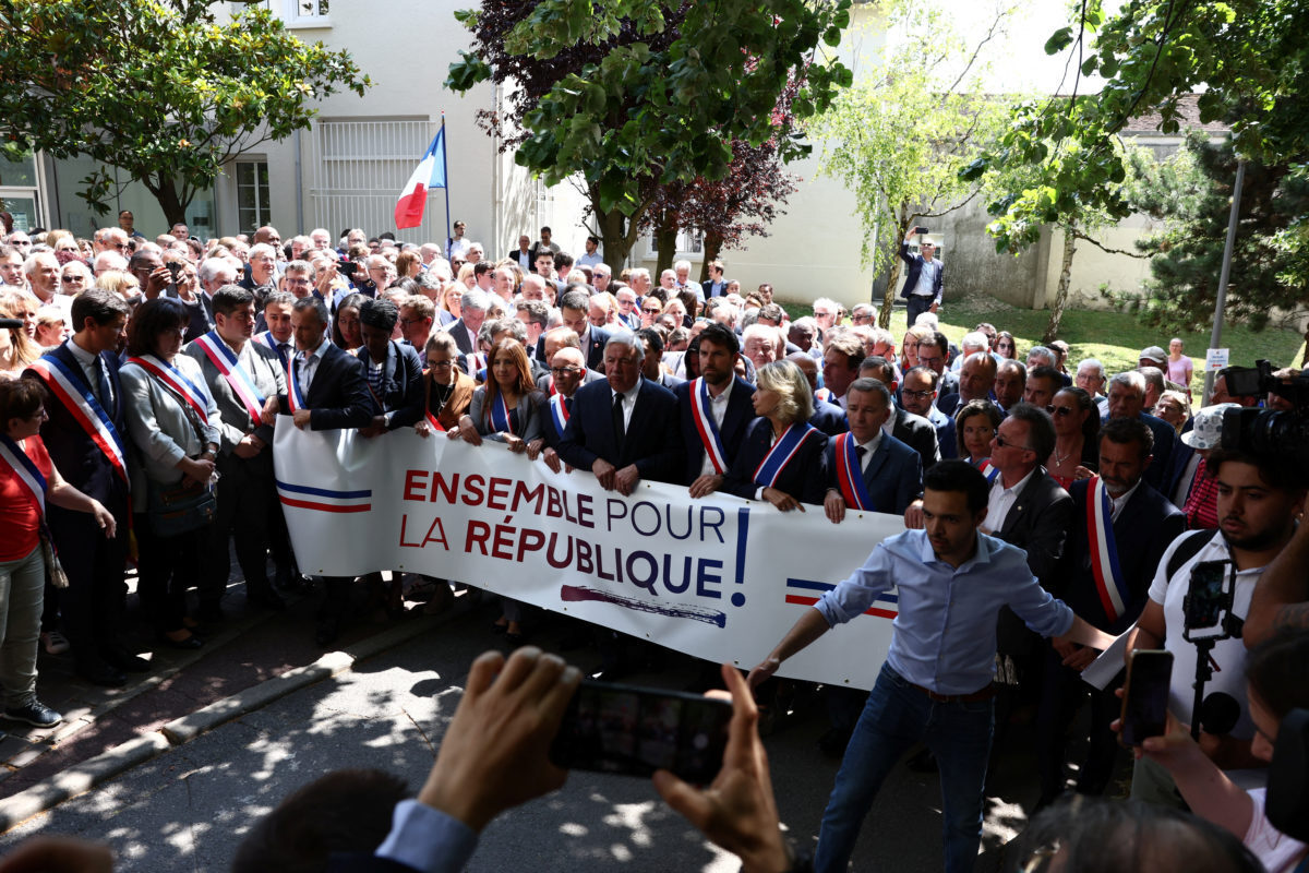 Толпы людей собираются в знак солидарности с местными органами власти в мэриях по всей Франции на фоне беспорядков