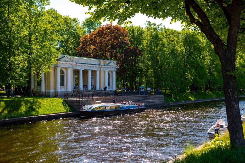 А Вы собираетесь этим летом в Санкт - Петербург?Красивые места, метро и каналы Северной столицы, а также, где можно спастить от жары в большом городе?