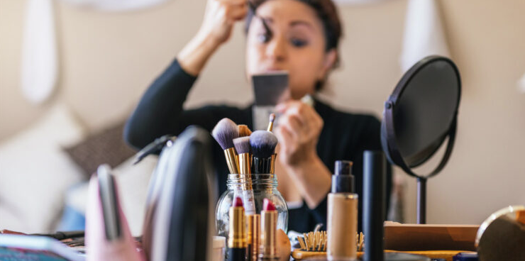 Феминистки отдают большее предпочтение косметическим средствам премиум-класса, показало исследование