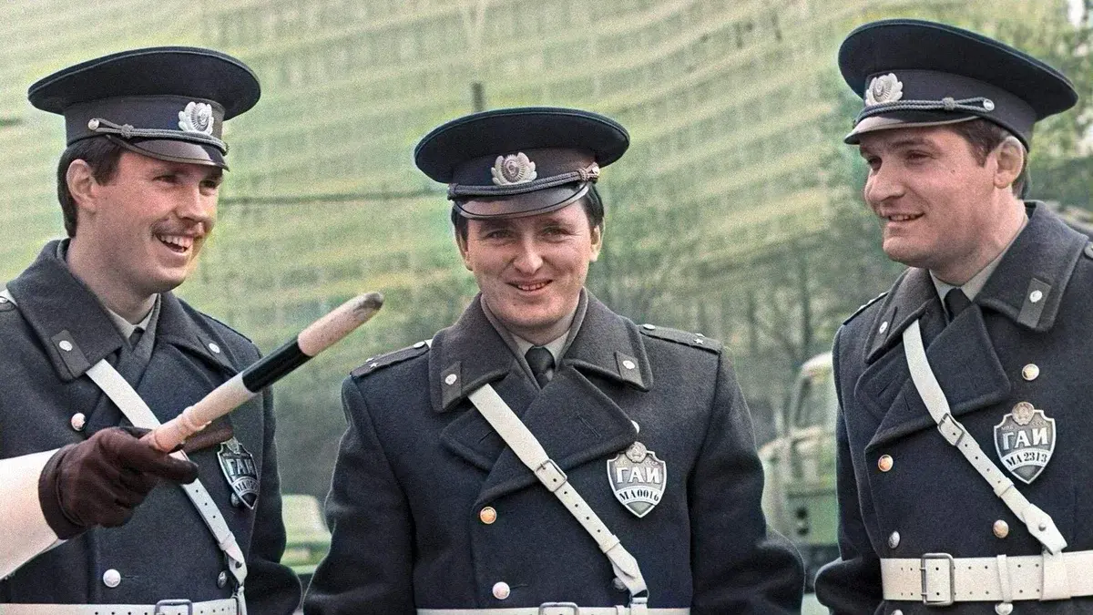 С аномалией, маленький, с лишней растительностью на теле. Кого еще не брали на службу в советскую милицию и в КГБ?